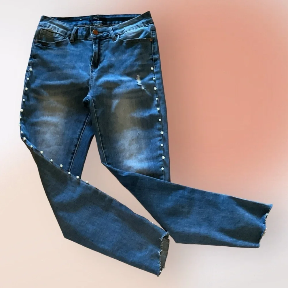 Dulce Be Lightly Distressed Denim Ankle Jeans Embellished with Pearls Size Jr 7